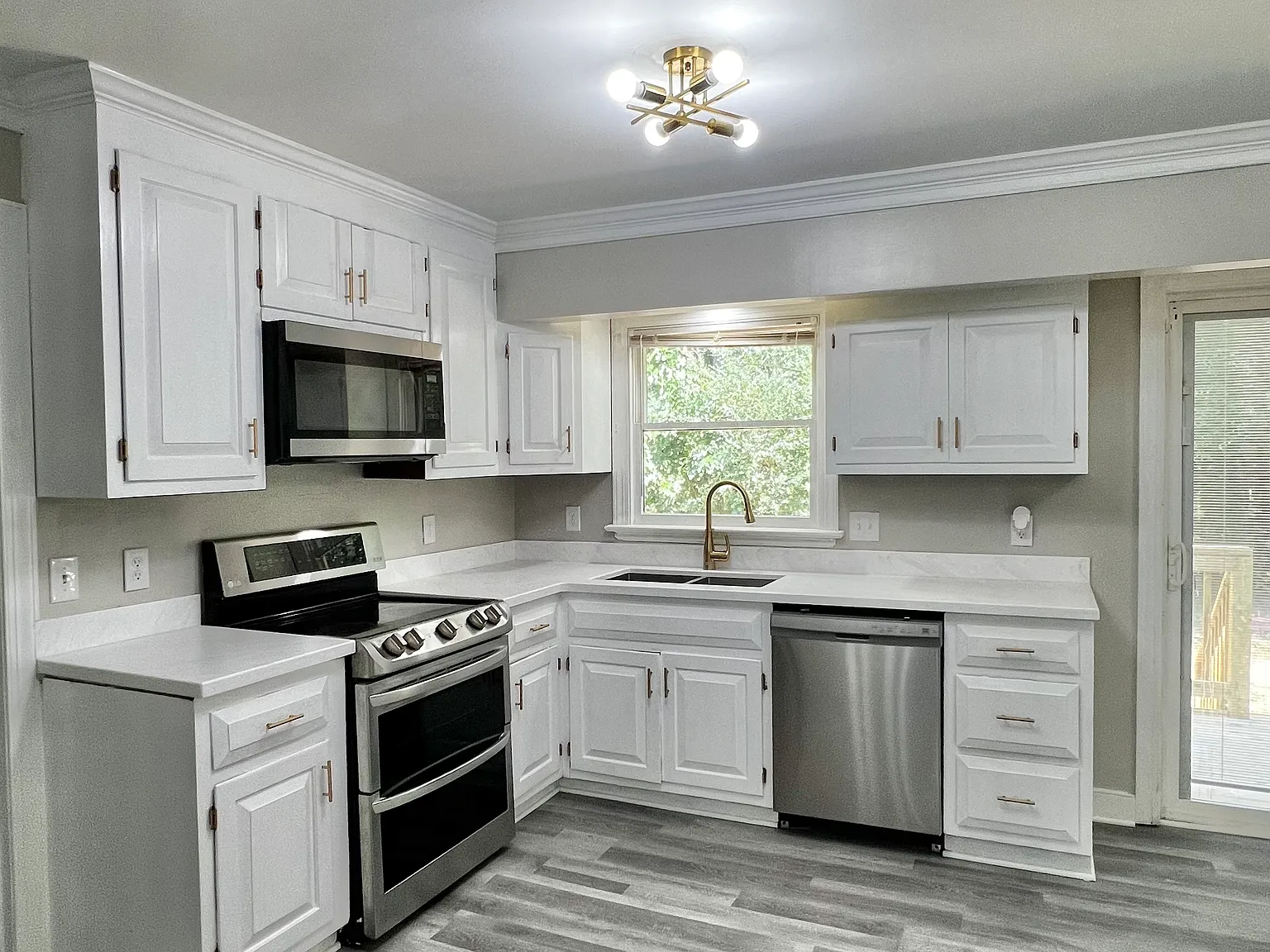5 bed, 3.5 bath, 2372 sqft, $2,800 — Photo 2