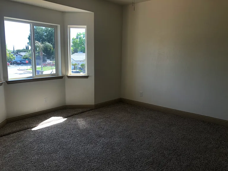 1909 Scott Ave — Photo 6