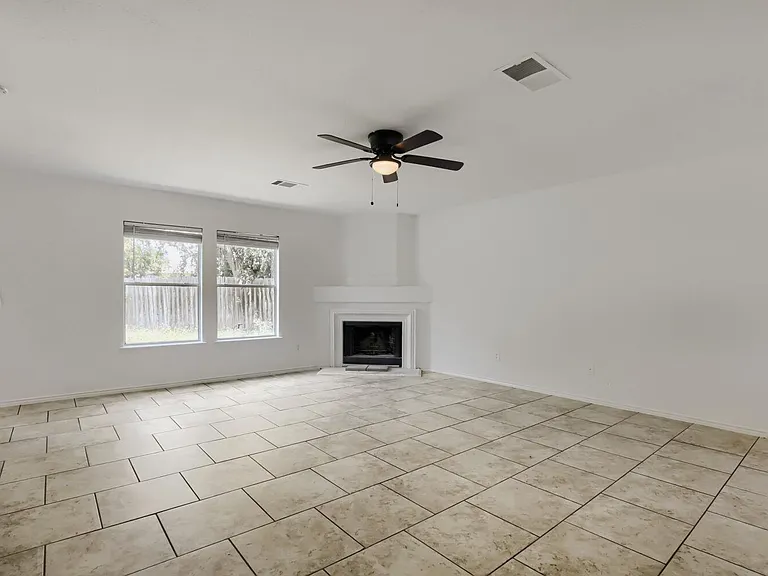 512 Woodford Dr — Photo 5