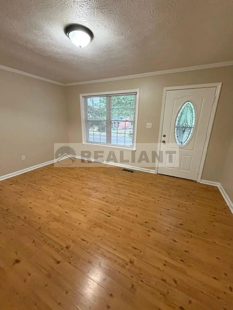 3 bed, 1.0 bath, 1050 sqft, $1,400 — Photo 2