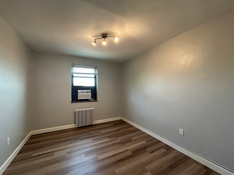 Royal Gardens Apartments — Photo 33