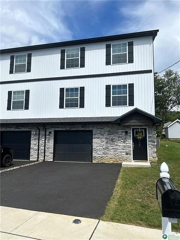 3 bed, 4.0 bath, 2407 sqft, $2,695 — Photo 1