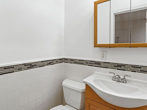 5th image of 14 Bayville Ave APT 4