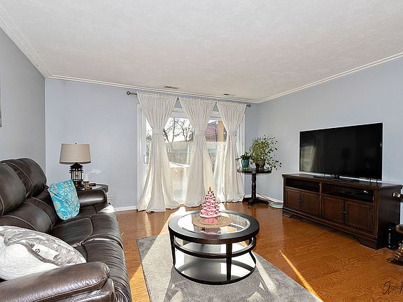 3rd image of 4619 Kings Walk Dr APT 1C