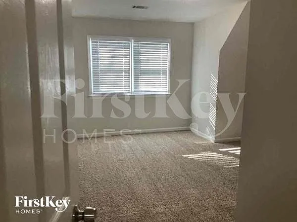 4 bed, 3.5 bath, 4786 sqft, $3,600 — Photo 2