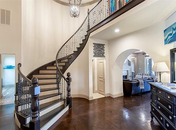 4th image of 2119 Thornbury Ln