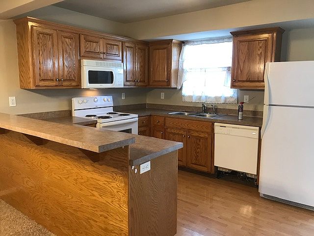 Kitchen with breakfast bar