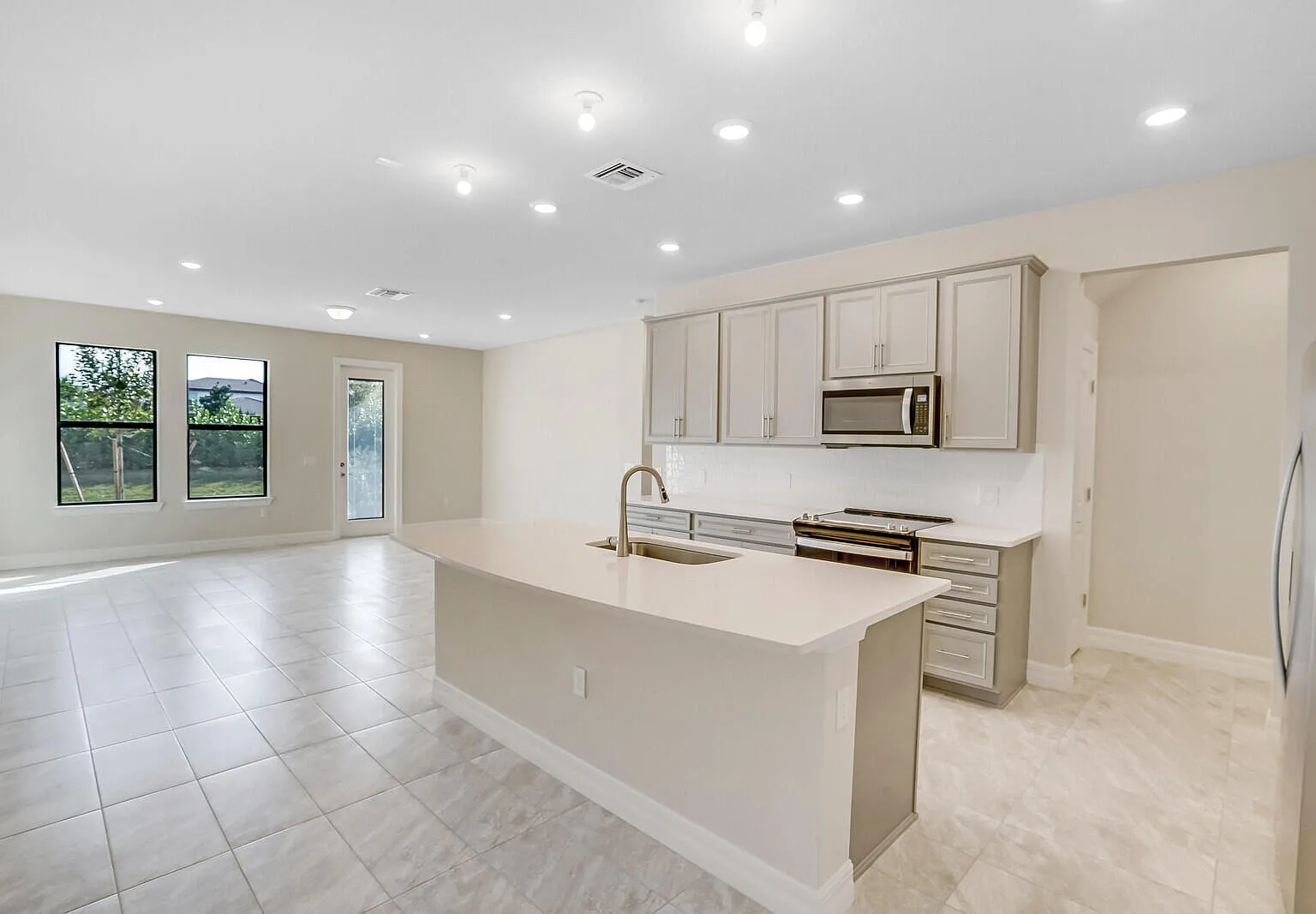 3 bed, 2.5 bath, 1816 sqft, $3,450 — Photo 3