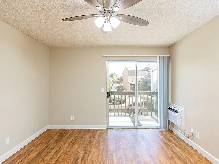 Willow Creek Apartments — Photo 12