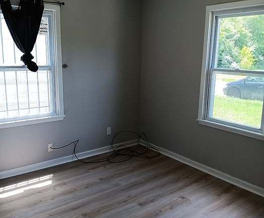 5th image of 802 Goodlow Ave