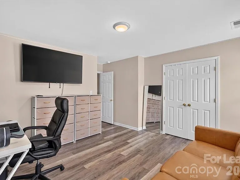 5705 Erin Dr — Photo 12
