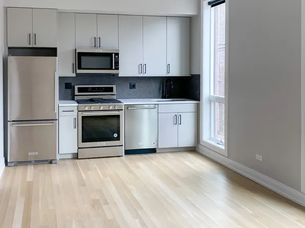 1050 1/2 W Cornelia Ave, Chicago, IL