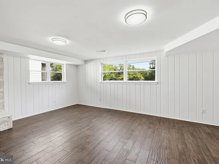 9831 Singleton Dr — Photo 16