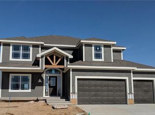 7495 NW Forest Lakes Dr, Parkville, MO 64152