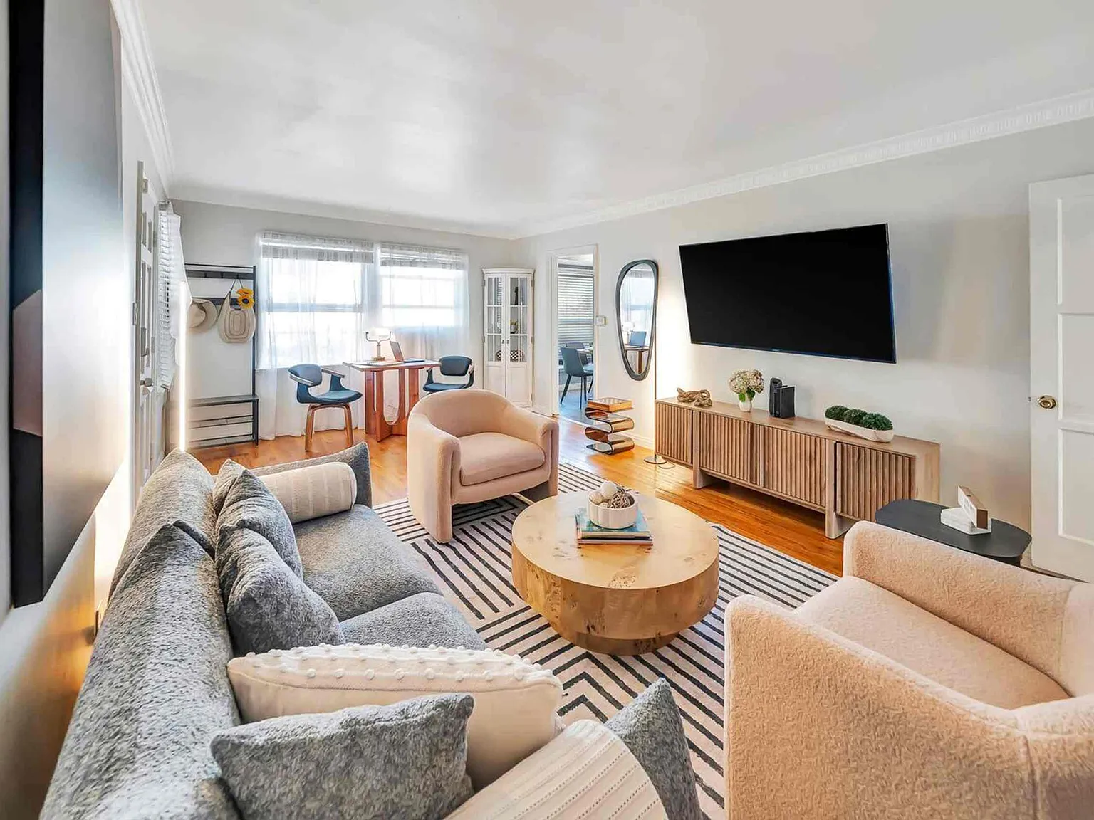 2 bed, 1100 sqft, $5,500 — Photo 3