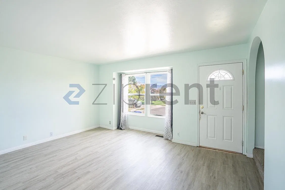 5 bed, 2700 sqft, $2,950 — Photo 3