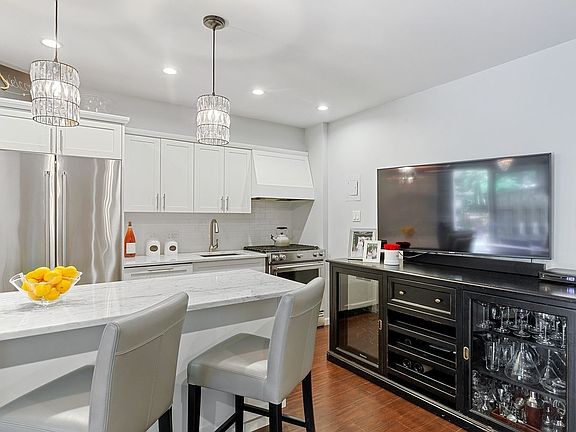 3rd image of 154 W 77th St #56