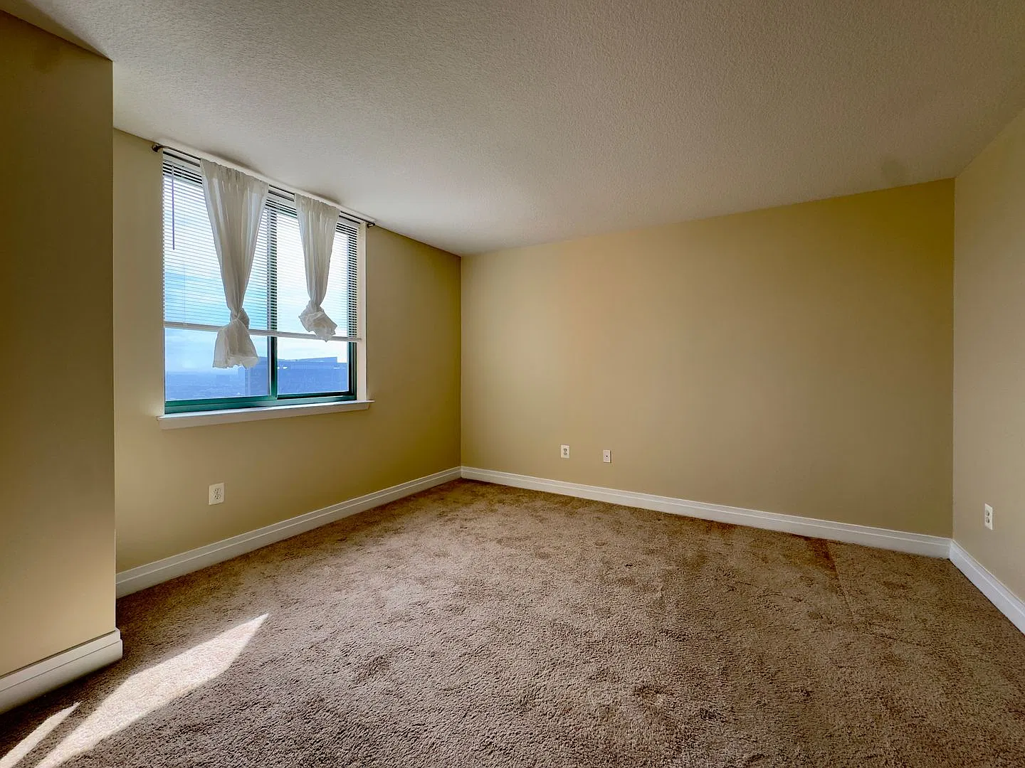 Charming 2BD/2BR Condo Unit with Private Balcony & 2 Assigned Parking in Downtown Baltimore! — Photo 4