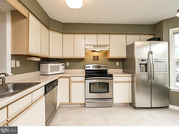 3rd image of 141 Peters Ct