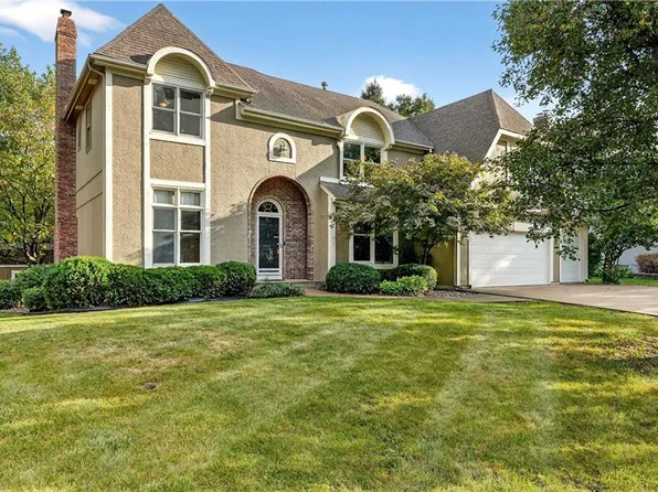 1317 E Sleepy Hollow Dr, Olathe, KS 66062