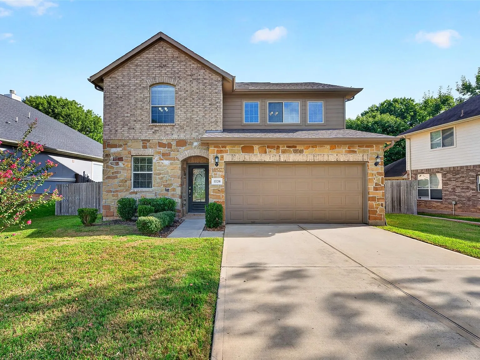 4 bed, 2.5 bath, 2104 sqft, $2,100 — Photo 3