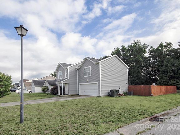 4th image of 585 Gentle Breeze Ln