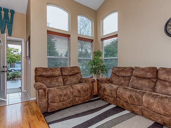 4th image of 2818 NE 47th St