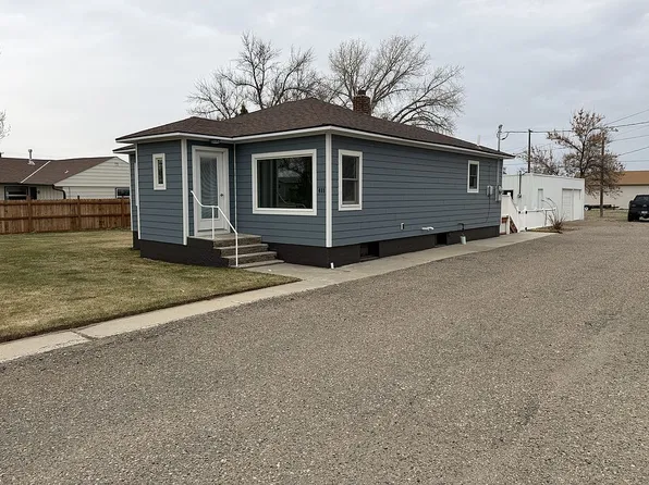 411 1st St W, Chester, MT 59522