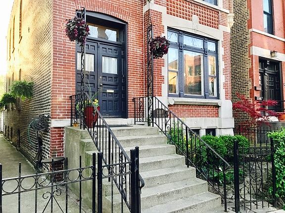 2nd image of 1017 N Hoyne Ave