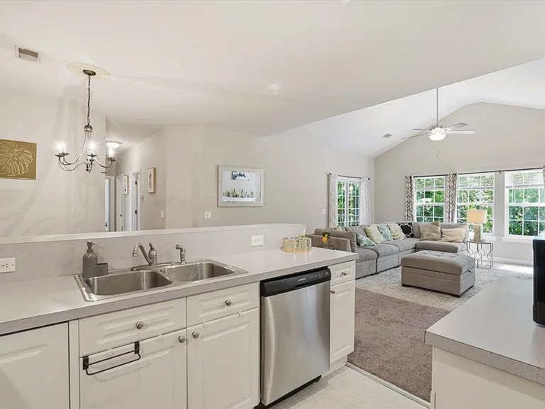 407 S Elgin Ct — Photo 10