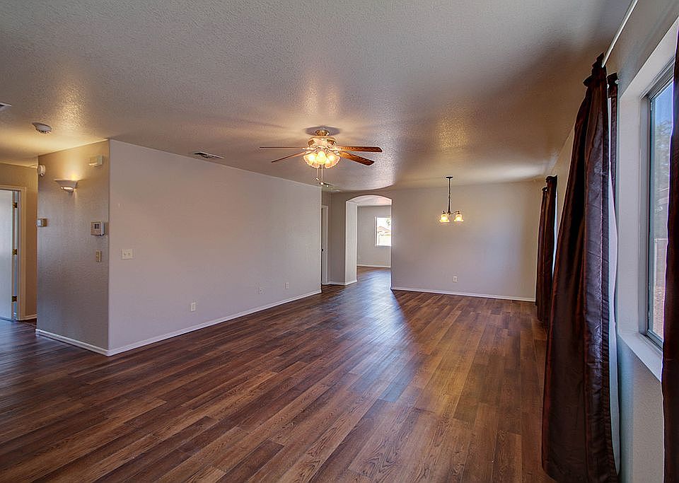 Living room/Dining area