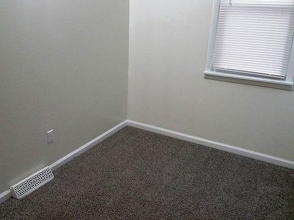 5th image of 913 Clark St
