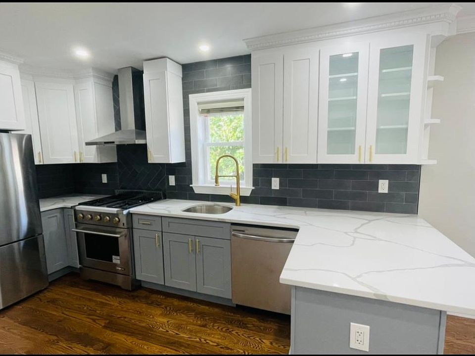 Luxury Kitchen w/ soft close cabinetry and quartz countertops