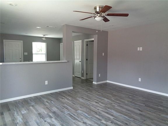 4th image of 400 Pecan St