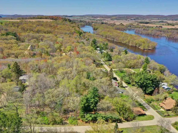 N5033 Beach Garden Rd, Poynette, WI 53955