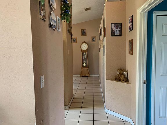 5th image of 327 Betty Ln