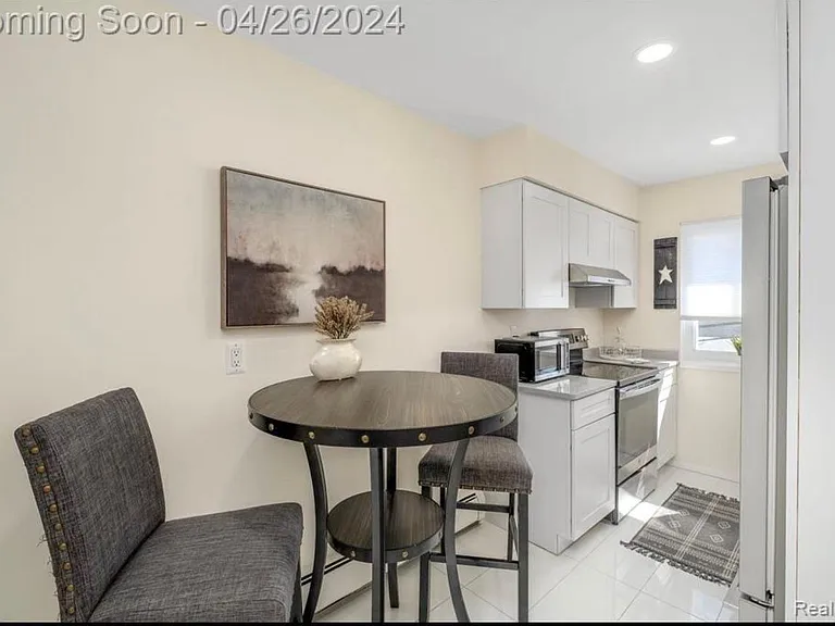 1723 E Forteen Mile Rd #D — Photo 8