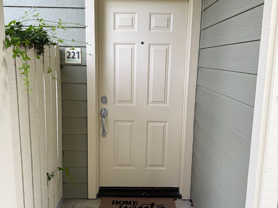 1st image of 221 Shoreline Ct