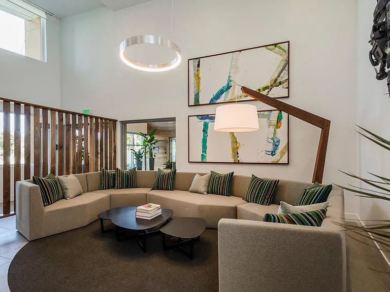 6tenEAST Wired Business Lounge