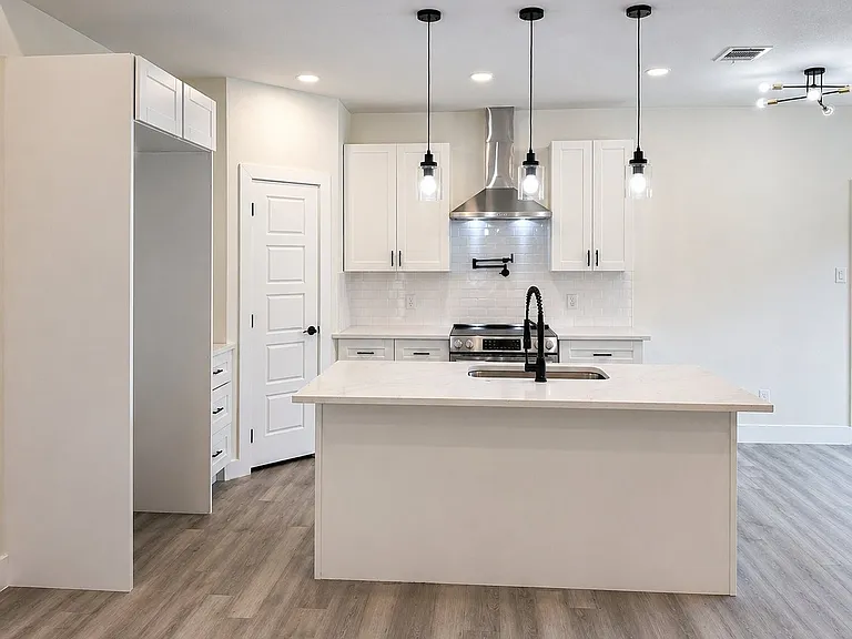 2224 Hercules Dr — Photo 7