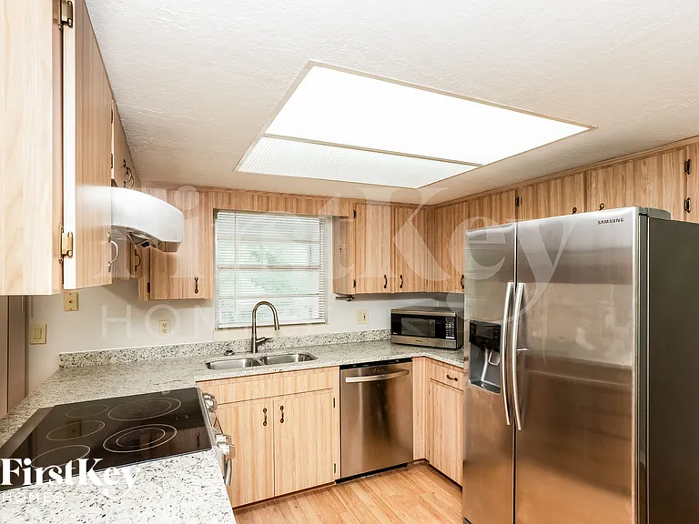 913 Sylvia Dr — Photo 10