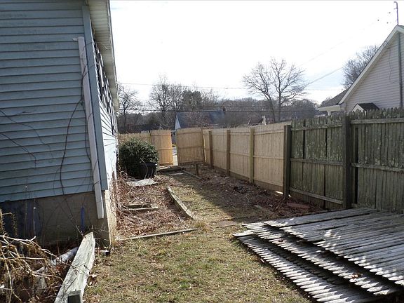 3rd image of 243 Carlton Dr E