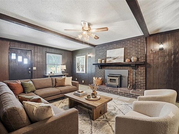 3rd image of 483 NE Meadowbrook Rd