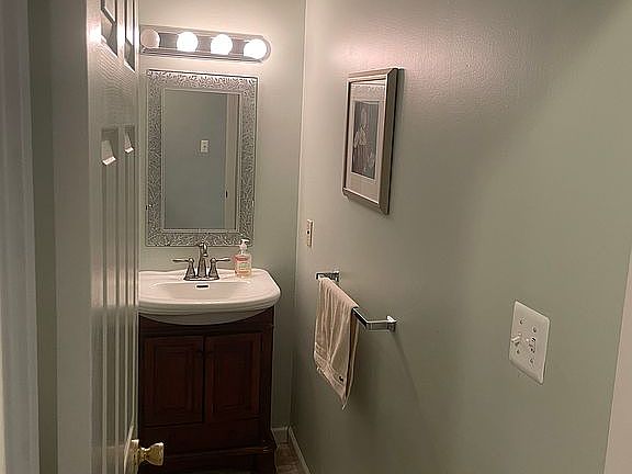 4th image of 301 Mill Pond Dr
