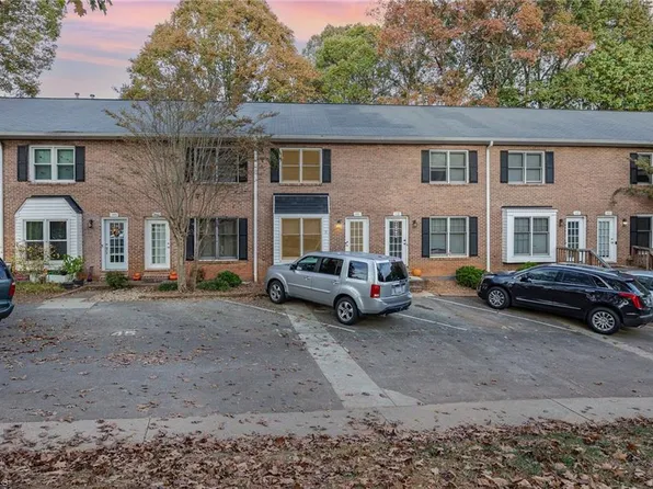 1441 King Charles Dr, Clemmons, NC 27012