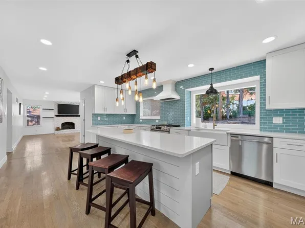 107 Falmouth Dr, Ballwin, MO 63011