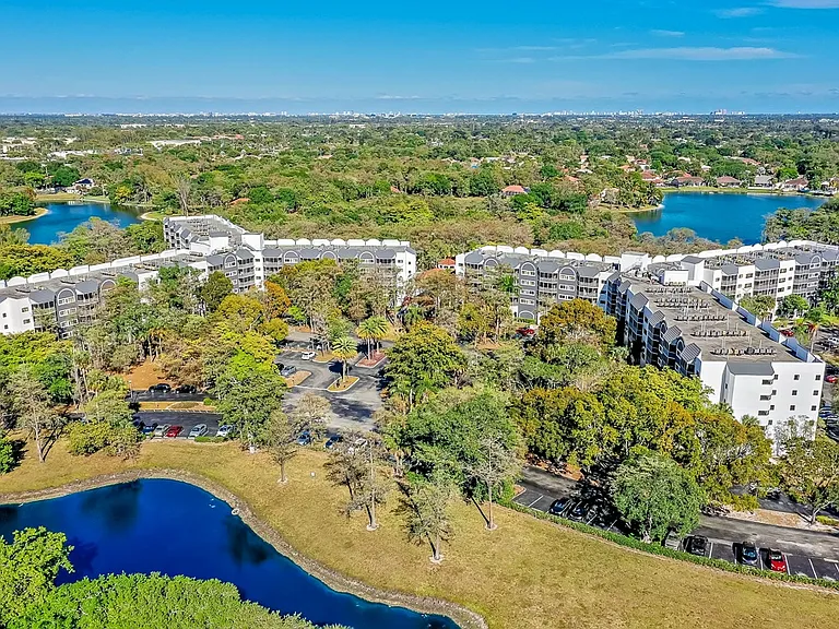 Park Tower - 55+ Active Adult Apartments — Photo 8