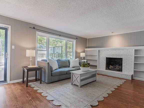 4th image of 2189 Thorncroft Dr