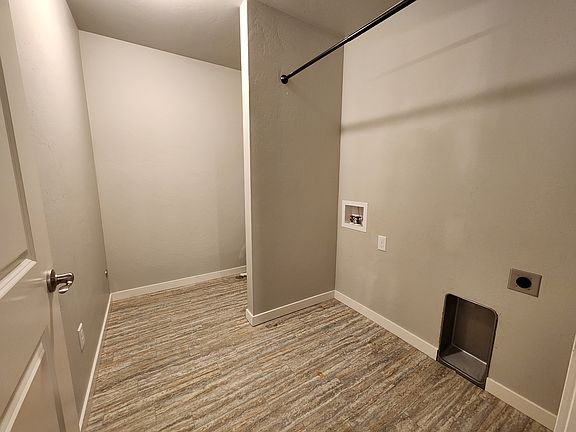 4th image of 810 Foxglove Dr