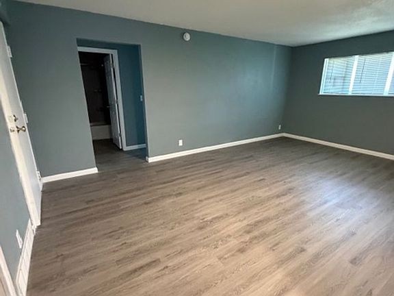 3rd image of 2739 W 72nd St #4